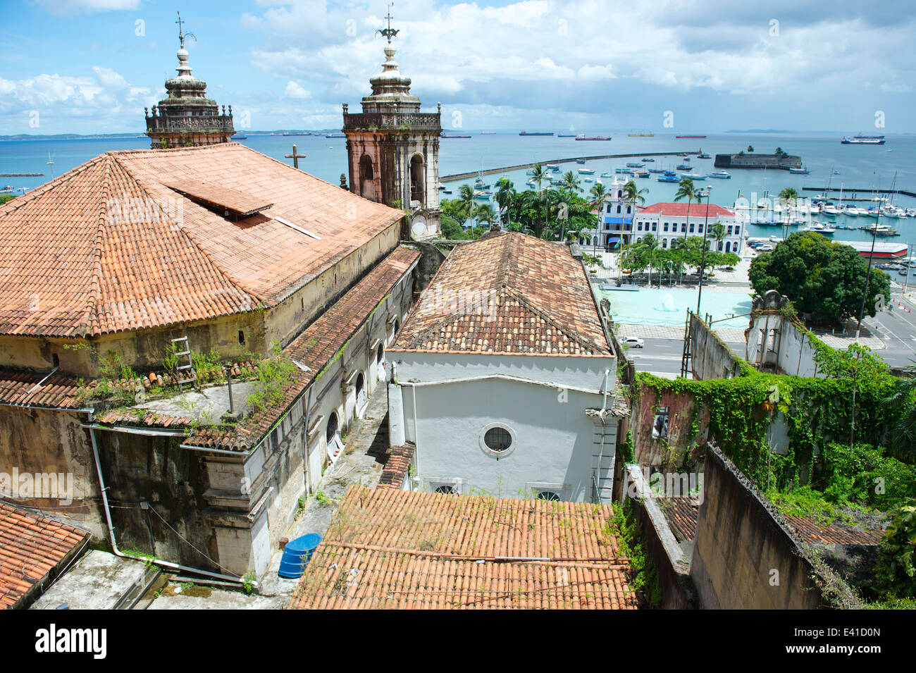 Salvador de Bahia Brésil skyline avec architecture église coloniale de carreaux en terre cuite Salvador de Bahia Brésil skyline avec architecture église coloniale de carreaux en terre cuite