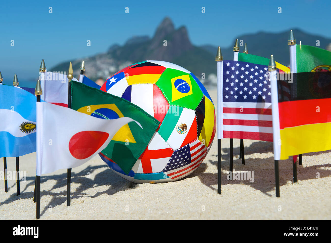 Les drapeaux des pays internationaux de football avec ballon de soccer sur la plage d'Ipanema à Rio de Janeiro Brésil Banque D'Images