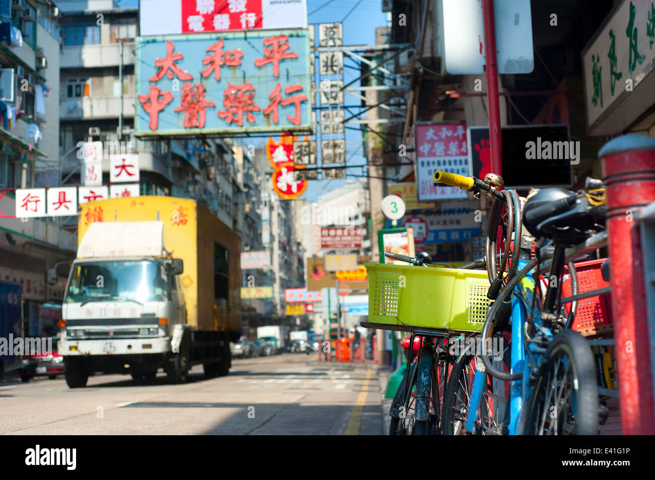 Vélo sur la rue de Hong Kong dans la journée Banque D'Images