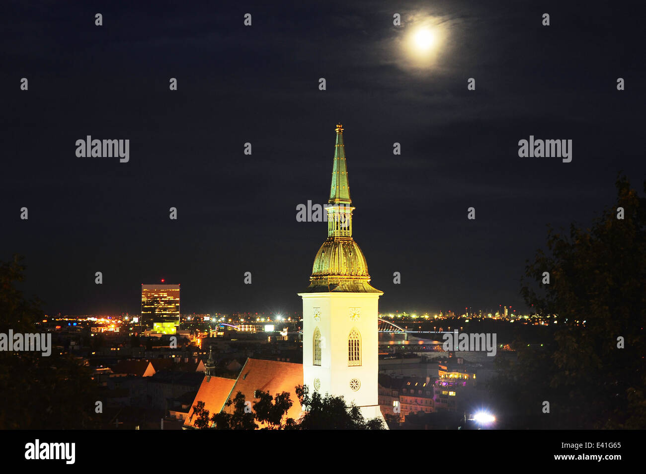 Skyline de Bratislava et de la cathédrale Saint-Martin la nuit, Slovaquie Banque D'Images