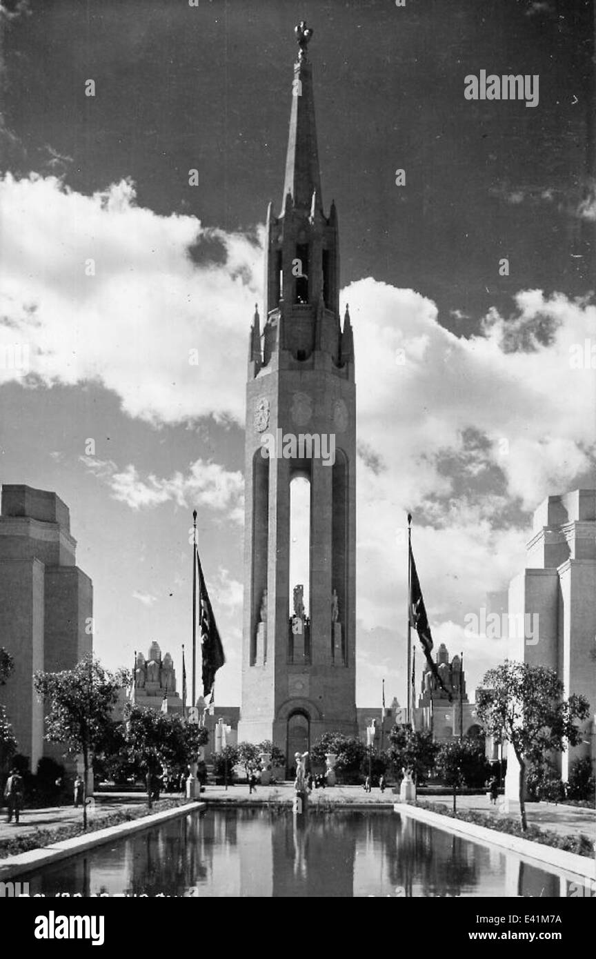Une photographie de la Tour du Soleil à l'exposition de San Francisco en 1939, mettant en évidence un point de repère important de l'événement. Banque D'Images