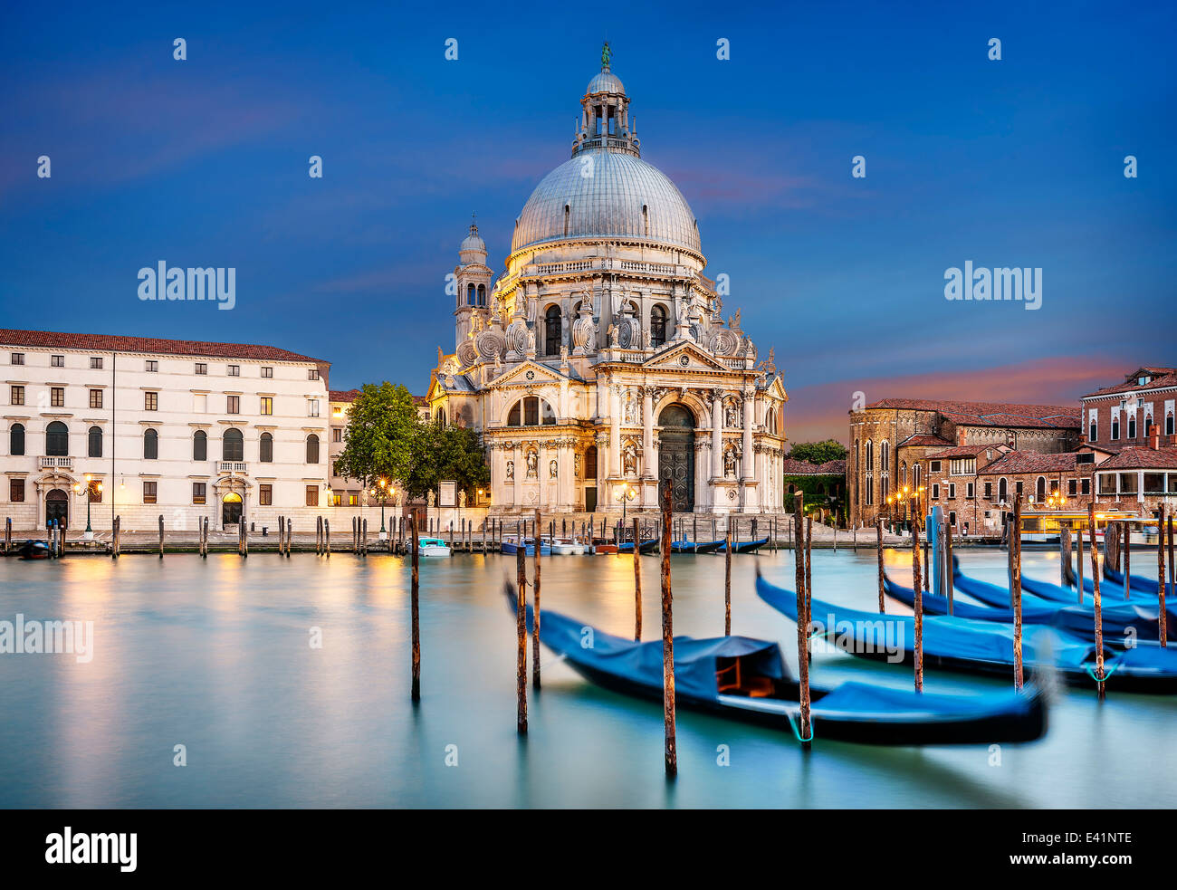 Gondola sur Canal Grande avec la Basilique Santa Maria della Salute en arrière-plan, Venise, Italie Banque D'Images