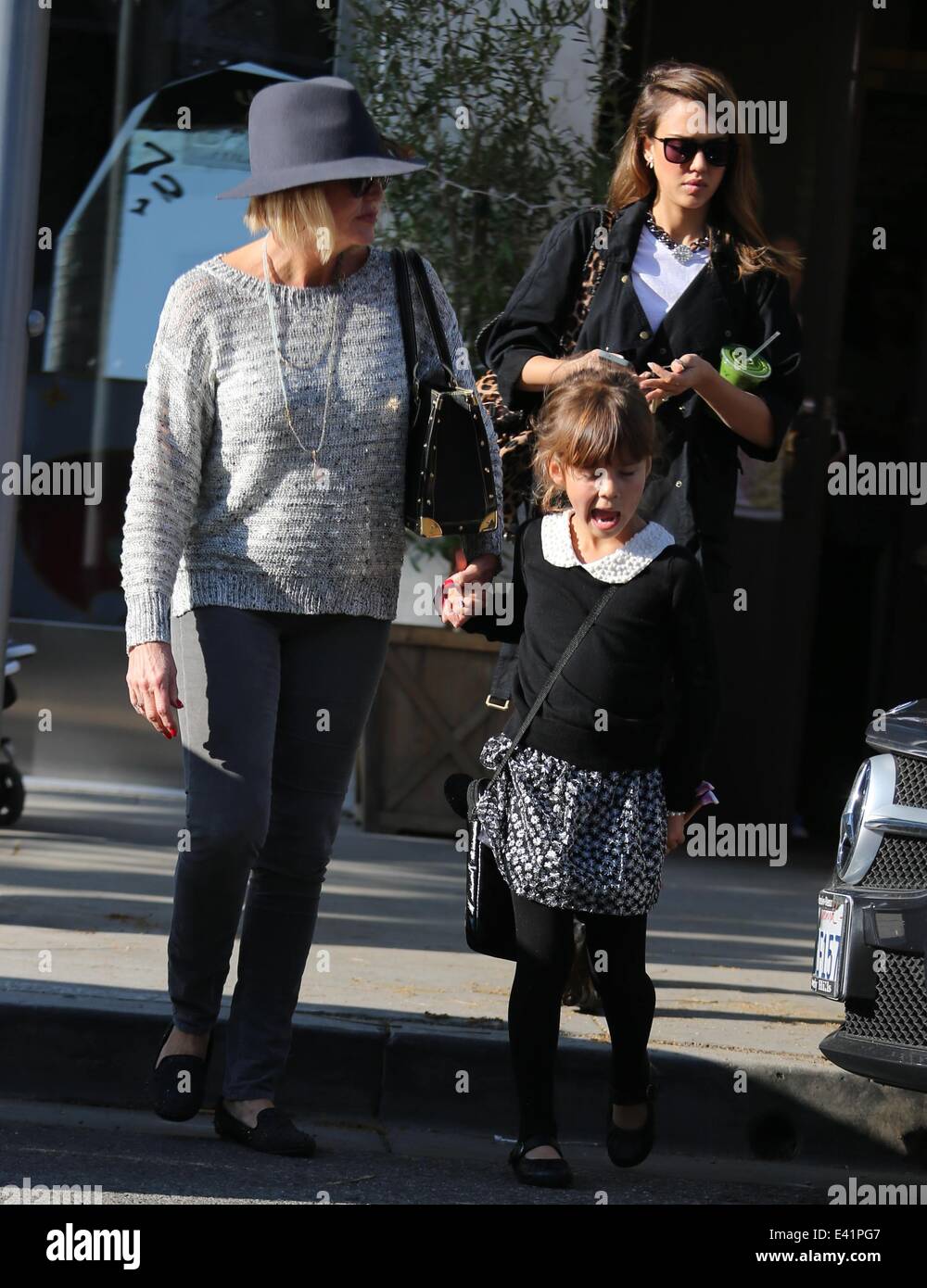 Jessica Alba quitte M Café avec sa mère, Catherine et sa fille, d'honneur  après le déjeuner avec : Jessica Alba,Honor Marie Warren,Catherine Jensen  Où : Los Angeles, California, United States Quand :