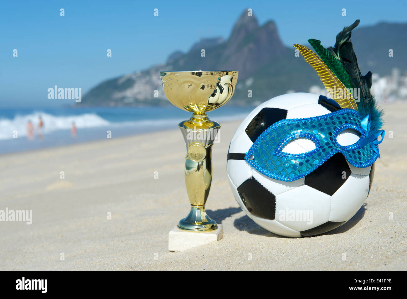 Le Brésil champion soccer football trophée avec le port de masque de carnaval sur la plage d'Ipanema Rio de Janeiro Brésil Banque D'Images