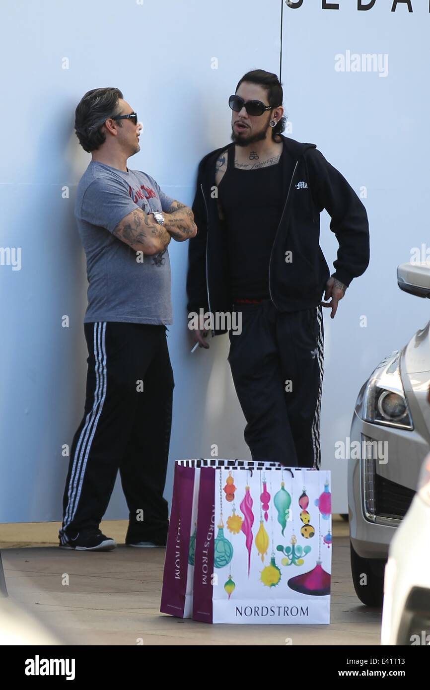 Dave Navarro et un(e) ami(e) de fumer une cigarette pendant le contrôle de la toute nouvelle Cadillac CTS au Valet de la Grove Shopping Mall à West Hollywood Musiciens : Dave Navarro Où : Los Angeles, California, United States Quand : 24 déc 2013 Banque D'Images