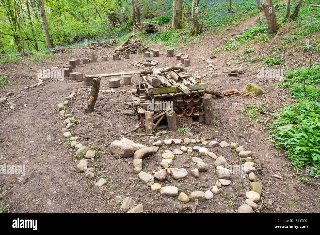 Un site d'éducation en plein air pour enfants dans une forêt dans Kirkoswold, Eden Valley, Cumbria, Royaume-Uni. Banque D'Images