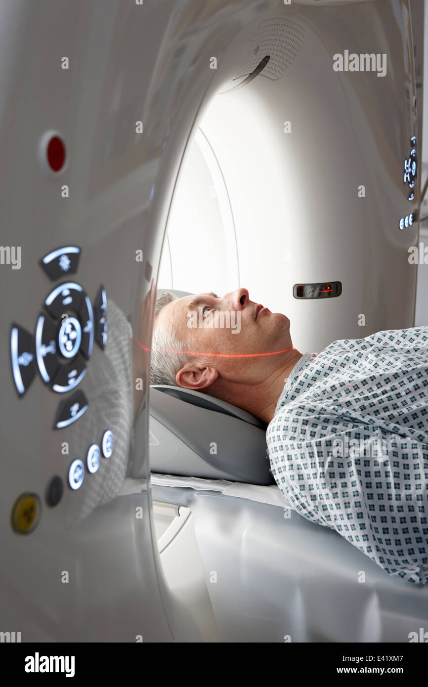 L'homme d'entrer dans le scanner CT Banque D'Images