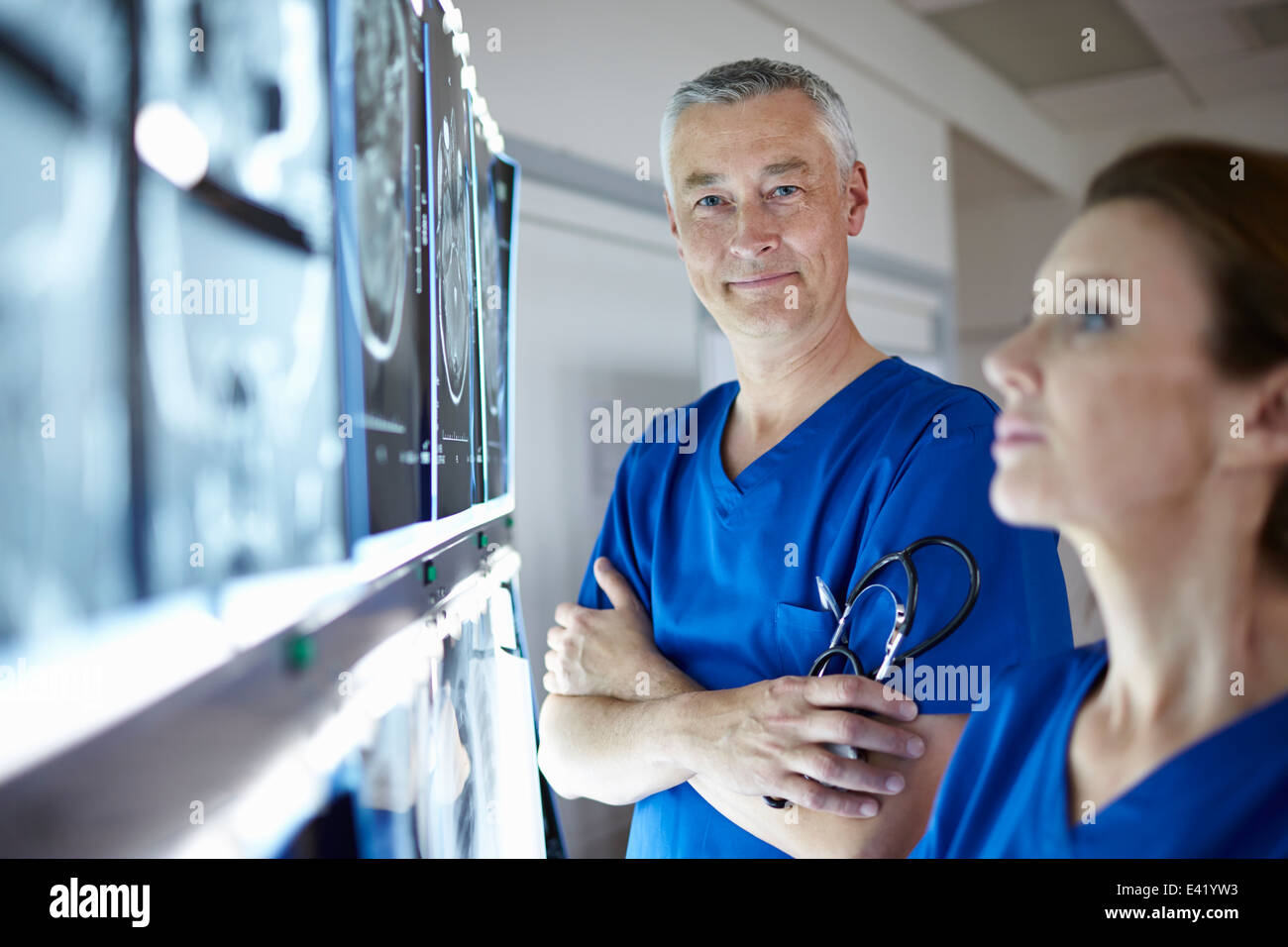Portrait de radiologistes avec scans du cerveau Banque D'Images