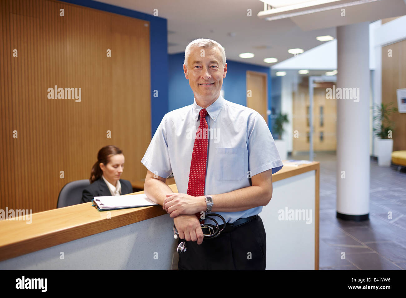 Doctor standing in hospital waiting room Banque D'Images