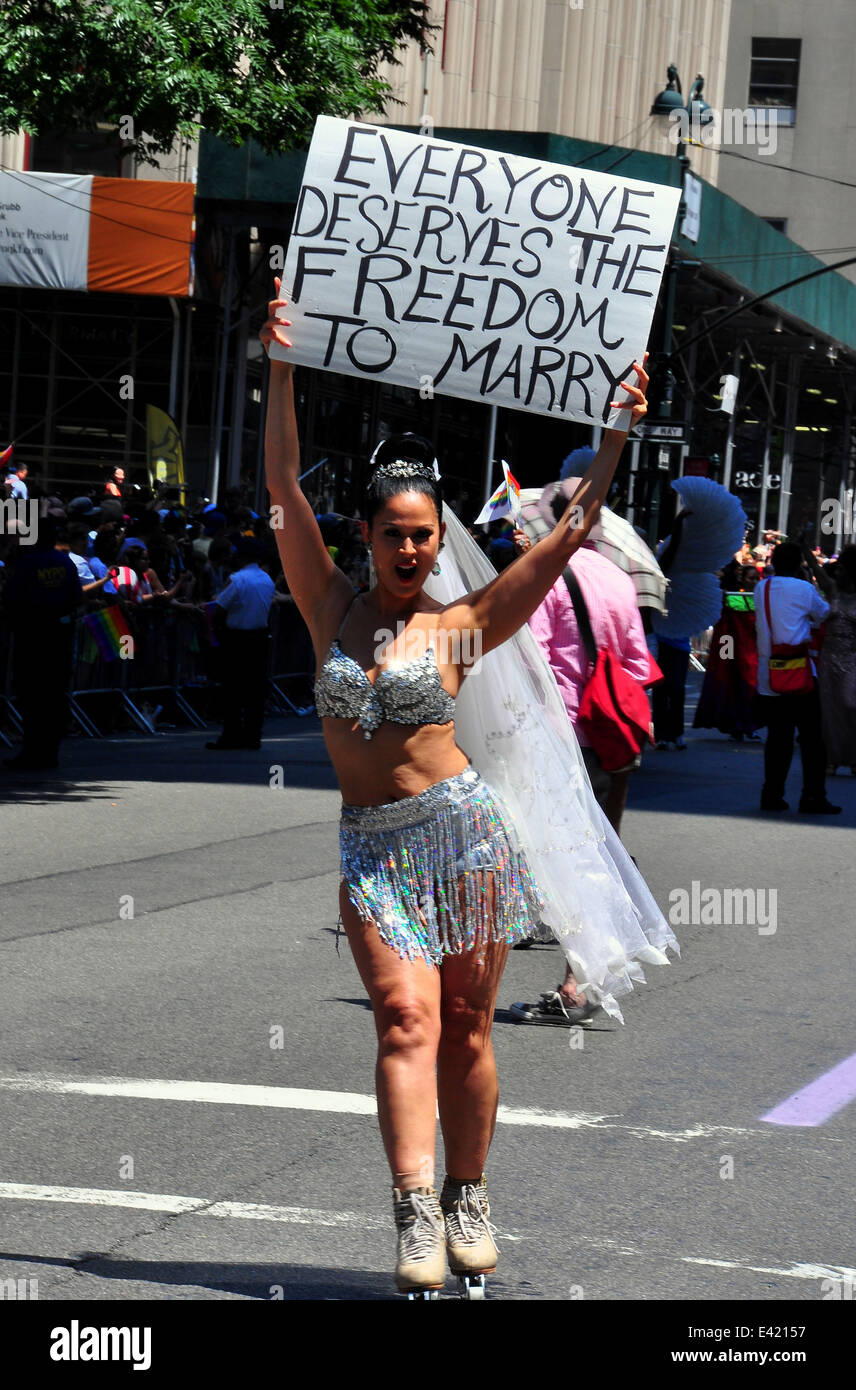 NYC : Femme en rollers holding sign préconisant l'égalité du mariage à la Gay Pride Parade 2014 * Banque D'Images