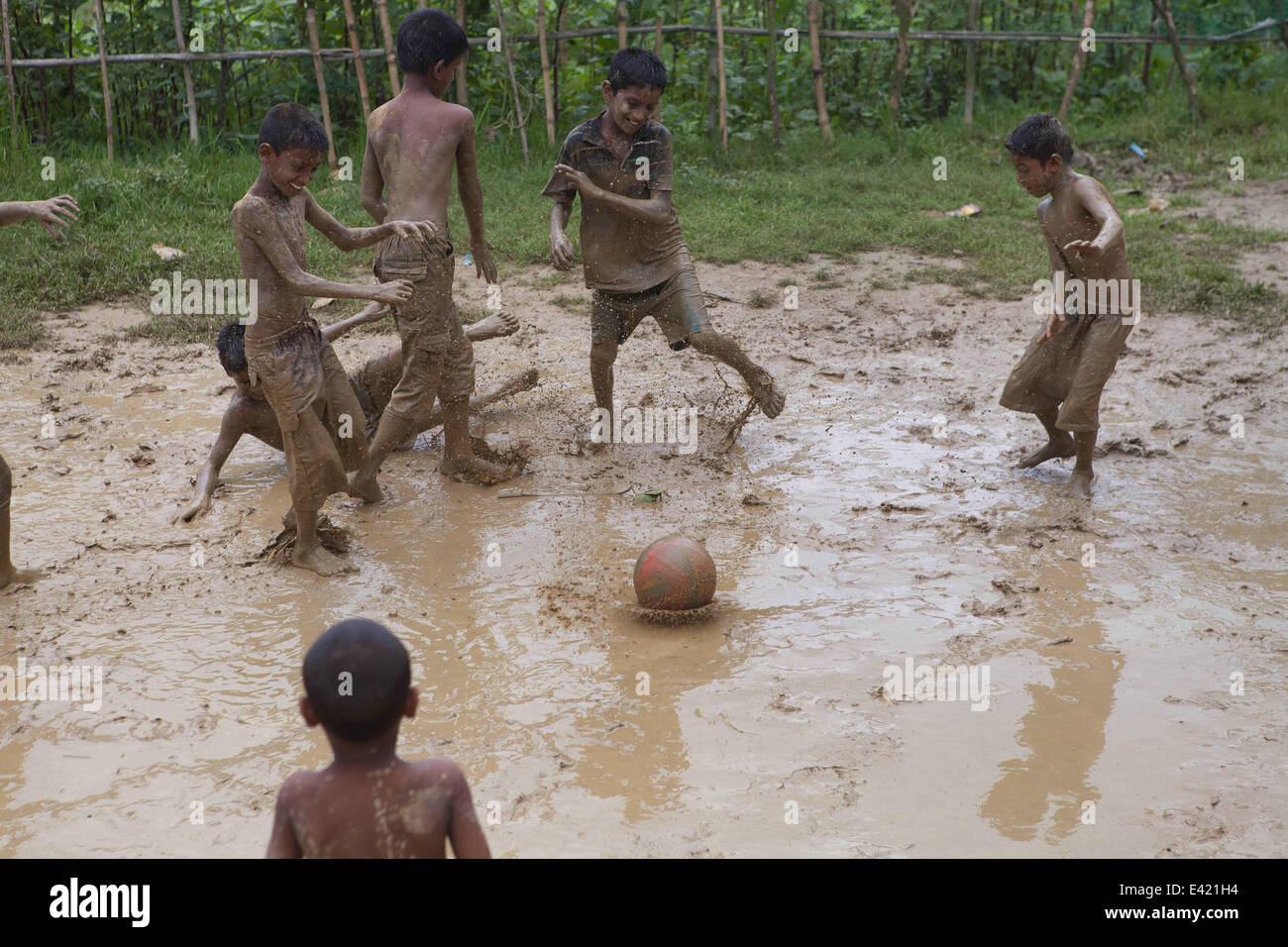 2 juillet 2014 - Les enfants des taudis à jouer au football dans le district de Gazipur Dhaka, Bangladesh, le 2 juillet 2014. Bien que le Bangladesh de l'équipe de football est placé 162 dans le classement de la FIFA, le pays a des millions de fans de football, la plupart des équipes nationales de football de l'appui de l'Argentine et le Brésil. (Crédit Image : © Probal Rashid/Zuma sur le fil) Banque D'Images