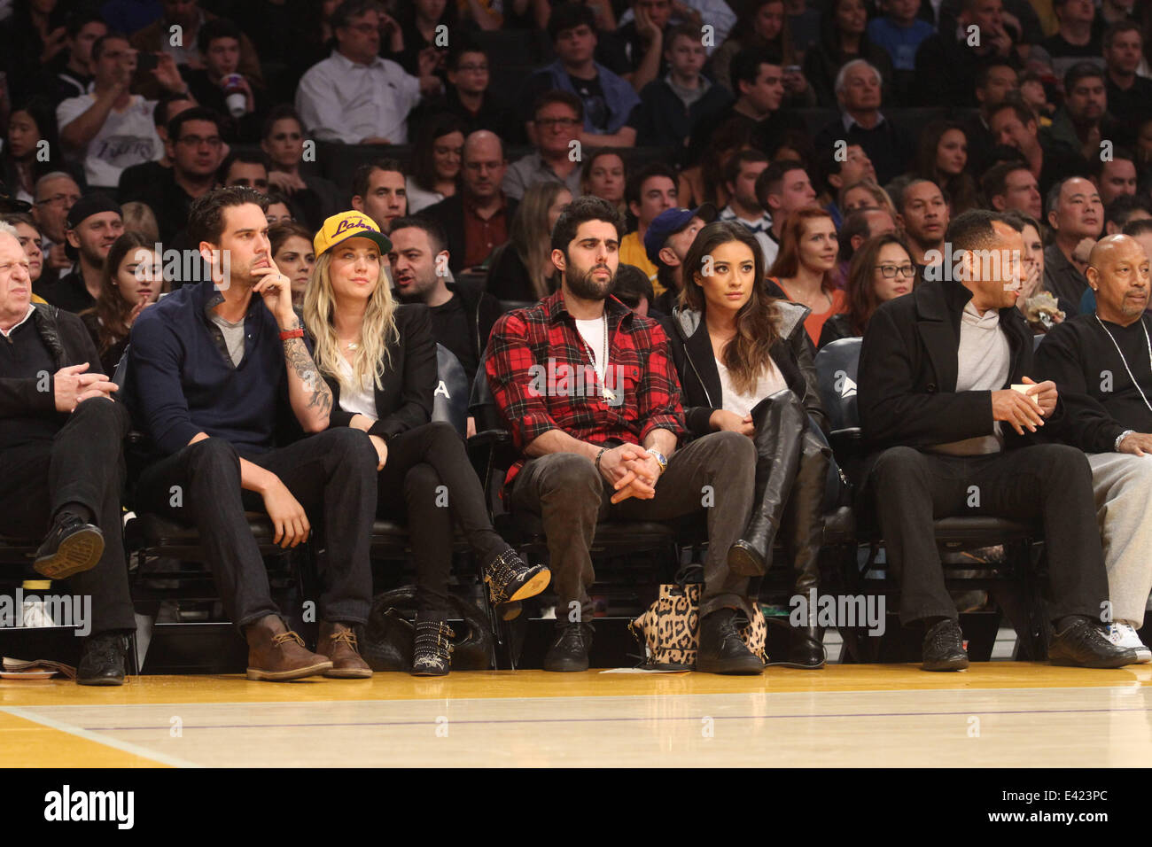 Vendredi 3 Janvier, 2014 ; Celebs au Lakers jeu. Les Lakers de Los Angeles a défait les Utah Jazz par le score final de 110-99 au Staples Center dans le centre-ville de Los Angeles CA. Avec : Ryan Sweeting, Kaley Cuoco,Shay Mitchell Où : Los Angeles, Califor Banque D'Images