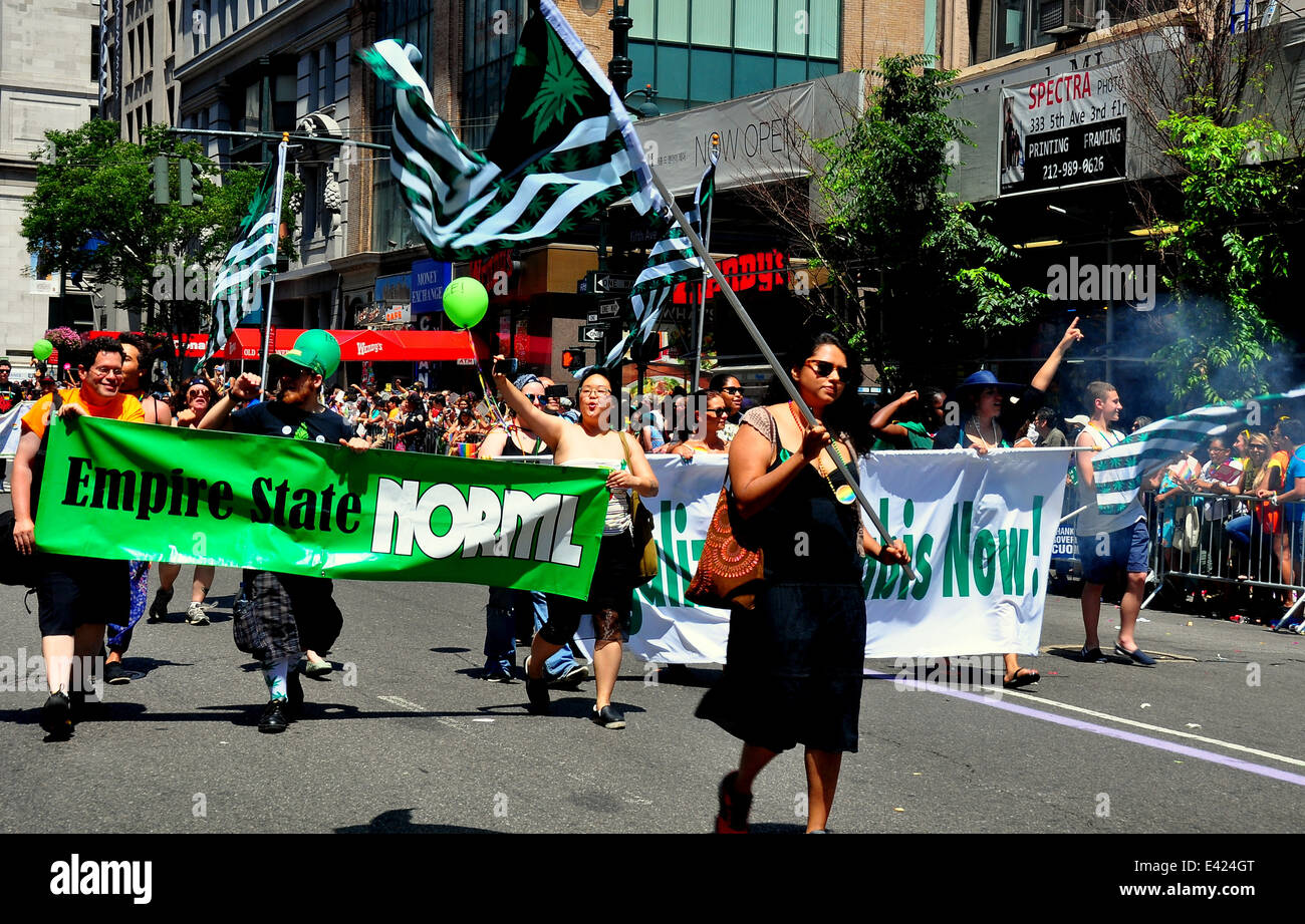 NYC : promouvoir l'legalizaiton marcheurs de la marijuana à la Gay Pride Parade 2014 sur la Cinquième Avenue * Banque D'Images