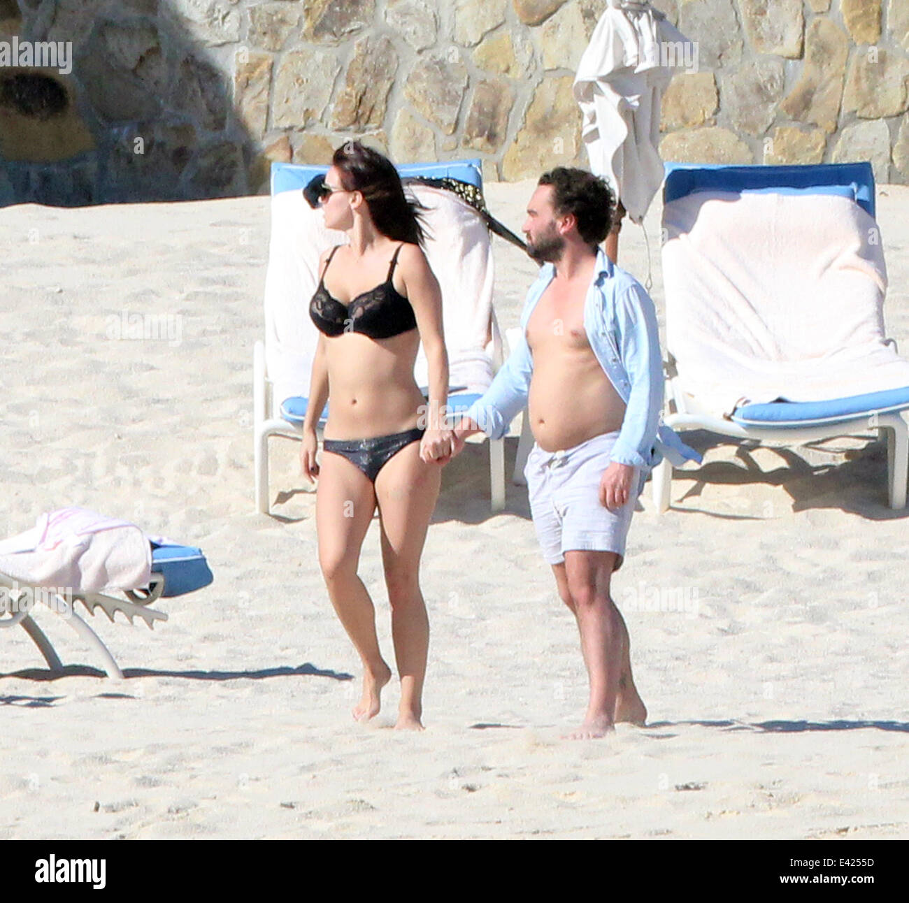 Johnny Galecki et petite amie Kelli Garner ayant un moment romantique en  vacances à la plage