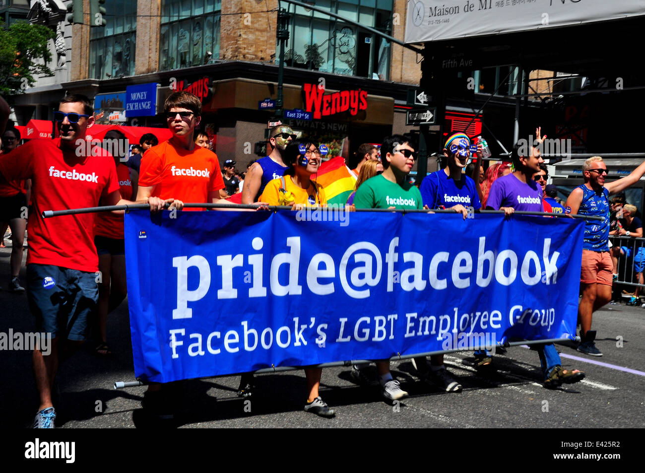 NYC : Pride @ groupe Facebook à la Gay Pride Parade 2014 sur la Cinquième Avenue * Banque D'Images