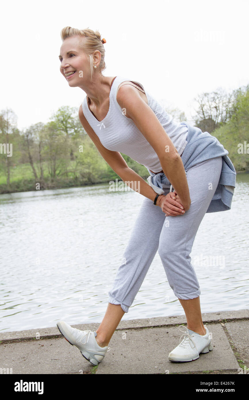 Young woman exercising in park Banque D'Images