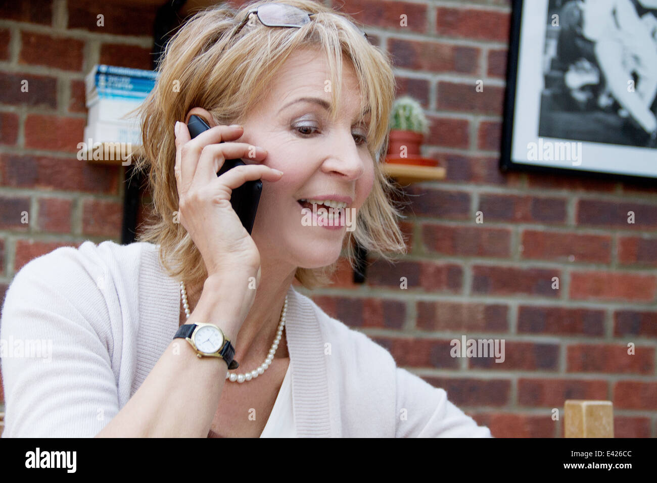 Close up of young woman chatting on smartphone Banque D'Images