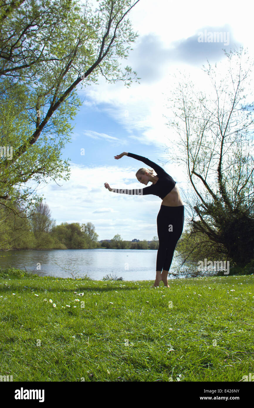 Jeune danseuse pratiquer près du lac Banque D'Images