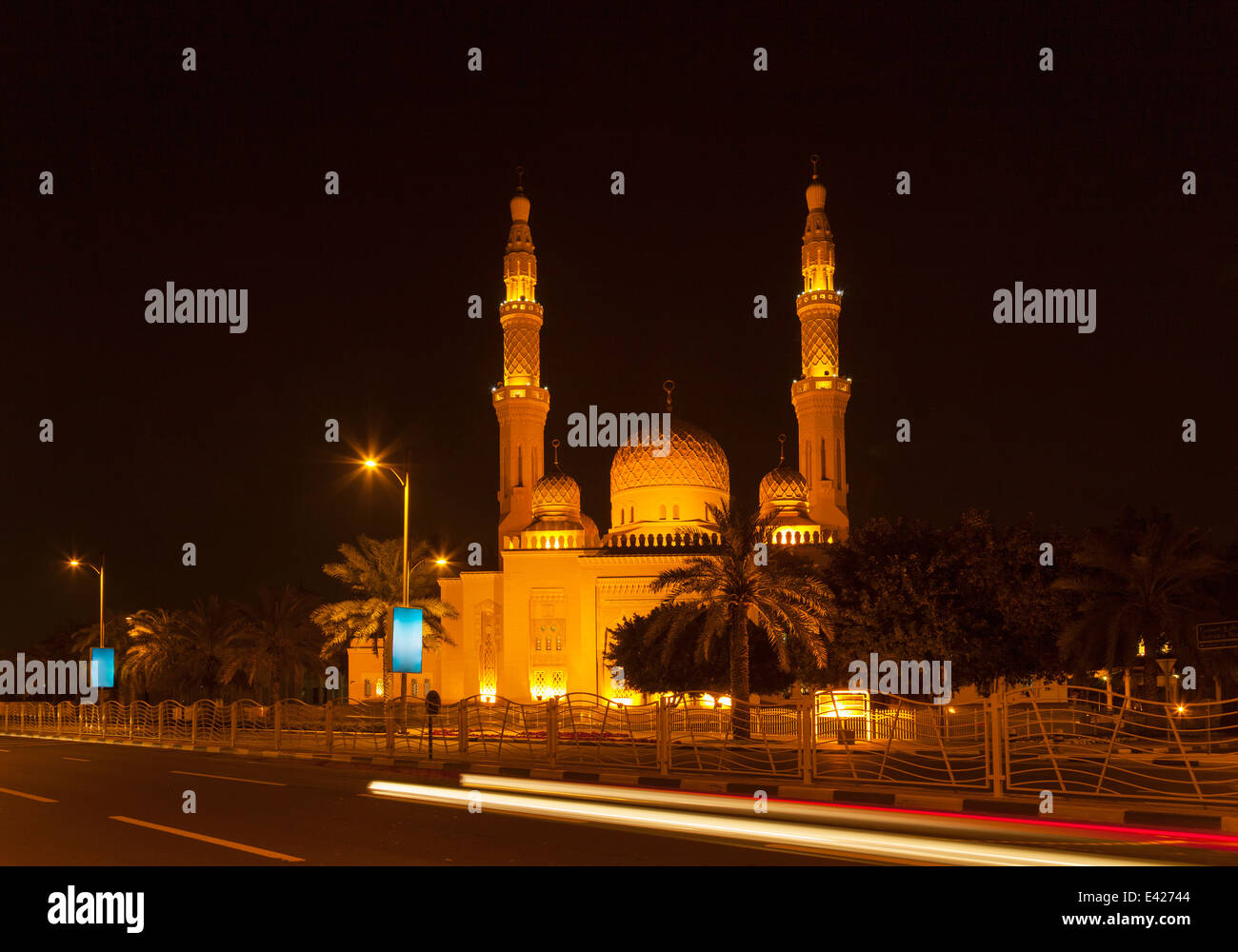 Nuit à la mosquée de Jumeirah, Dubaï, Émirats Arabes Unis Banque D'Images