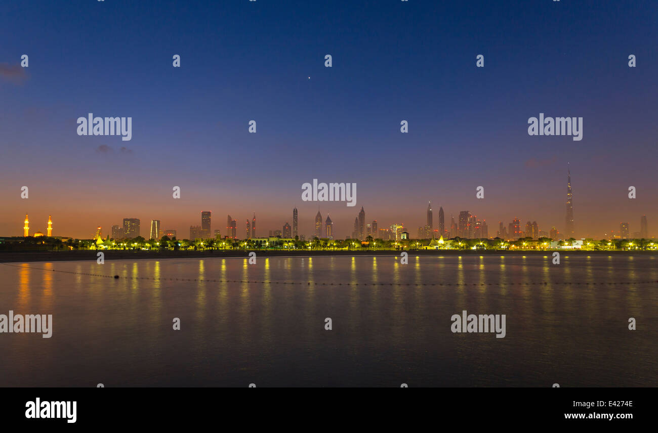 Le centre-ville de Dubaï, la plage de Jumeirah, la nuit, aux Émirats Arabes Unis Banque D'Images