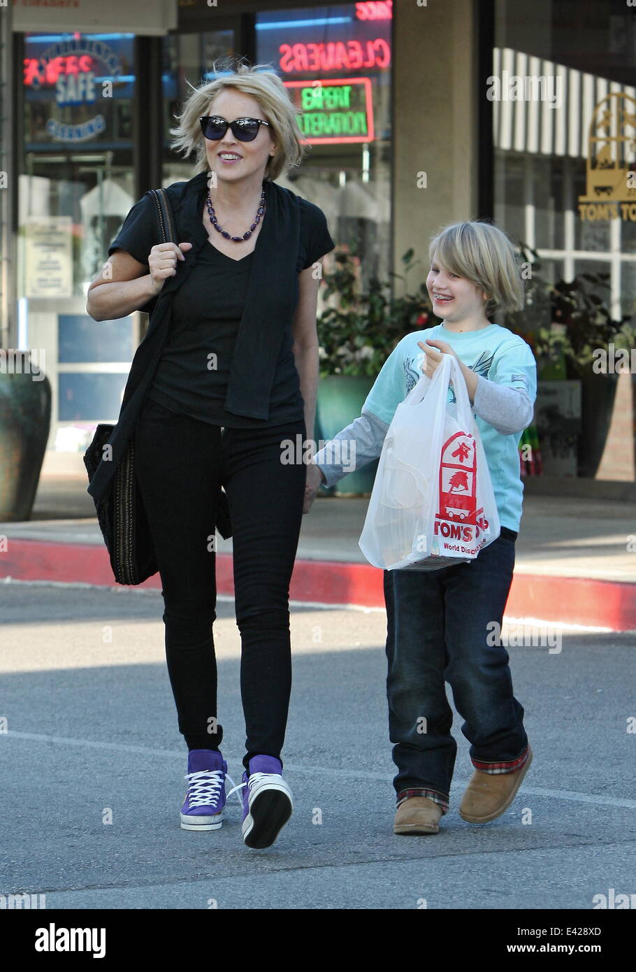 Sharon Stone sortir shopping traiter son fils à Tom's Toys avec : Sharon Stone,Quinn Kelly Stone Où : Los Angeles, California, United States Quand : 08 Jan 2014 Banque D'Images