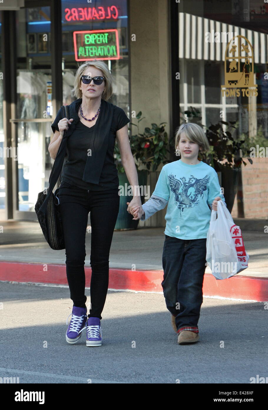 Sharon Stone sortir shopping traiter son fils à Tom's Toys avec : Sharon Stone,Quinn Kelly Stone Où : Los Angeles, California, United States Quand : 08 Jan 2014 Banque D'Images
