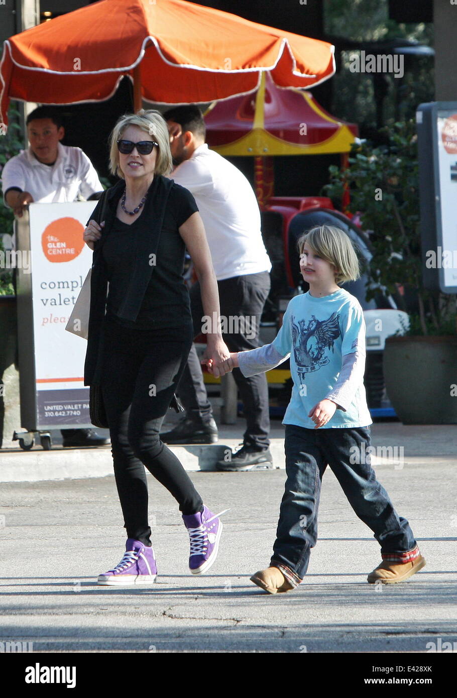 Sharon Stone sortir shopping traiter son fils à Tom's Toys avec : Sharon Stone,Quinn Kelly Stone Où : Los Angeles, California, United States Quand : 08 Jan 2014 Banque D'Images