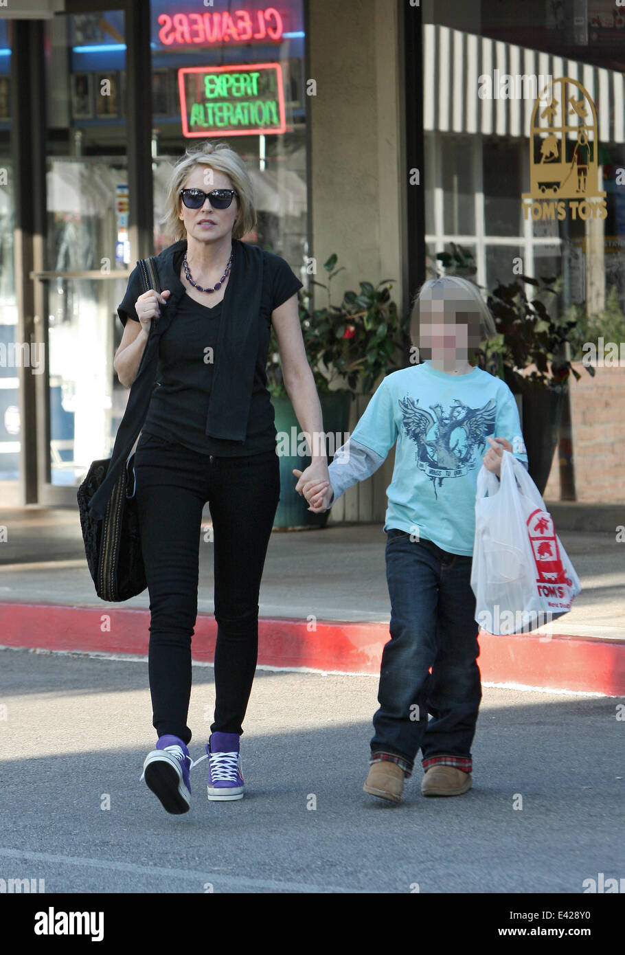 Sharon Stone sortir shopping traiter son fils à Tom's Toys avec : Sharon Stone,Quinn Kelly Stone Où : Los Angeles, California, United States Quand : 08 Jan 2014 Banque D'Images