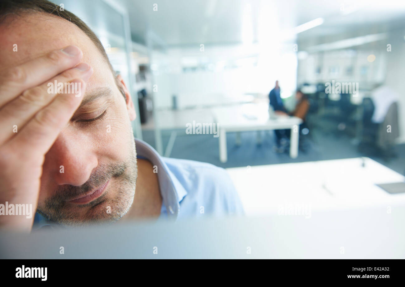 La pensée de l'homme, les gens en arrière-plan Banque D'Images