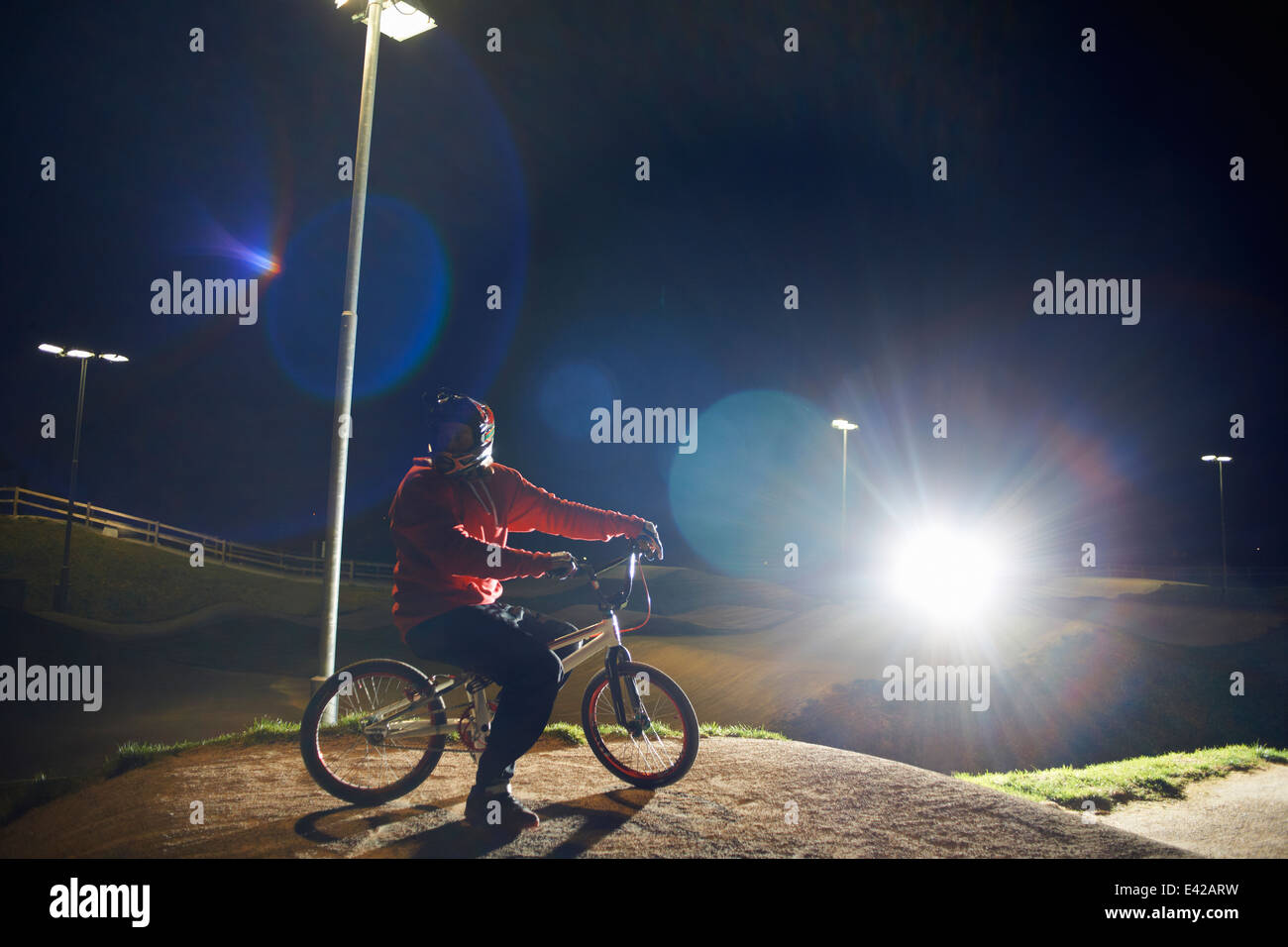 Cycliste BMX-équitation de nuit Banque D'Images