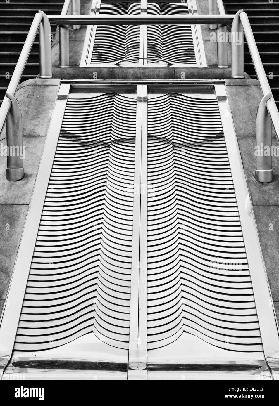 Les persiennes en acier inoxydable décoratif entre les étapes de Sheffield hall de gare de train Banque D'Images
