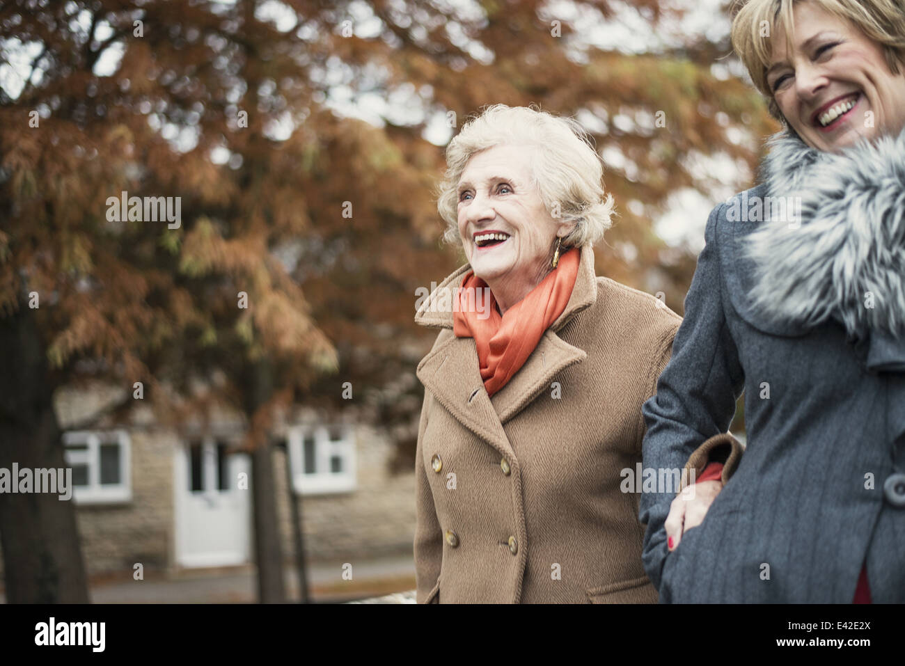 Senior woman and daughter walking outdoors Banque D'Images