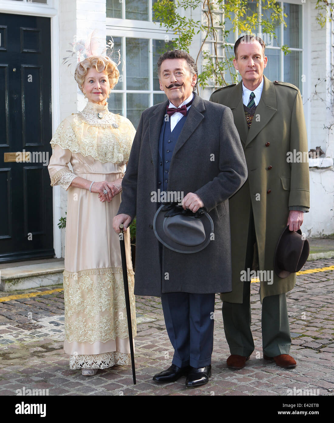 Une séance de photos pour la compagnie d'Agatha Christie's touring production de café noir à Christie's de l'ancienne maison à Chelsea. Robert Powell prend le rôle d'Hercule Poirot aux côtés de Liza Goddard, (Mlle Caroline Amory) et Robin McCallum, (Capt. Arthur Hastings). Banque D'Images