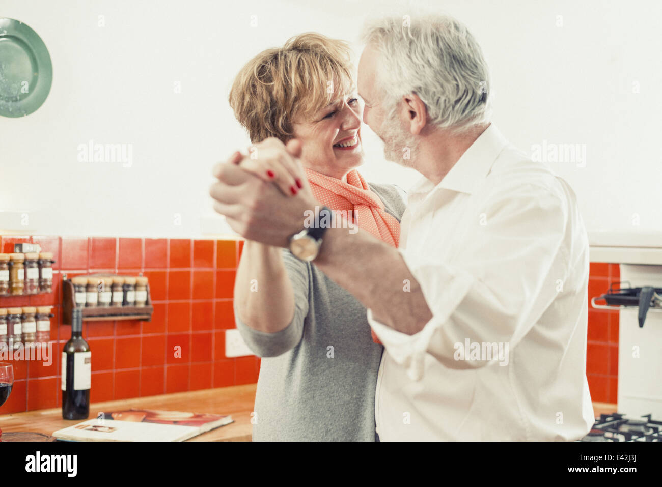 Couple dancing in kitchen Banque D'Images