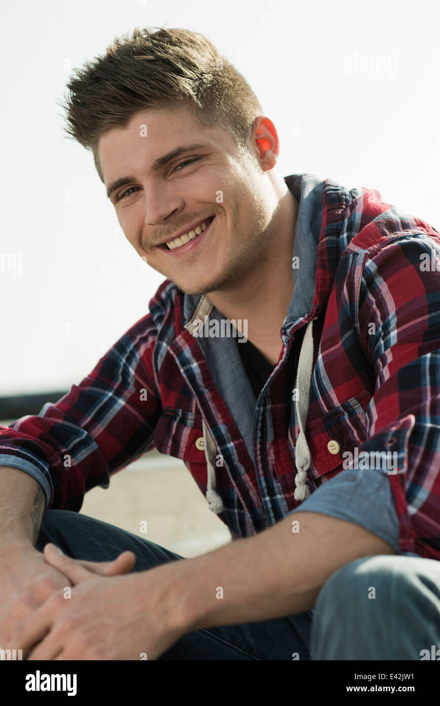 Portrait de jeune homme portant chemise modèle vérifié Banque D'Images