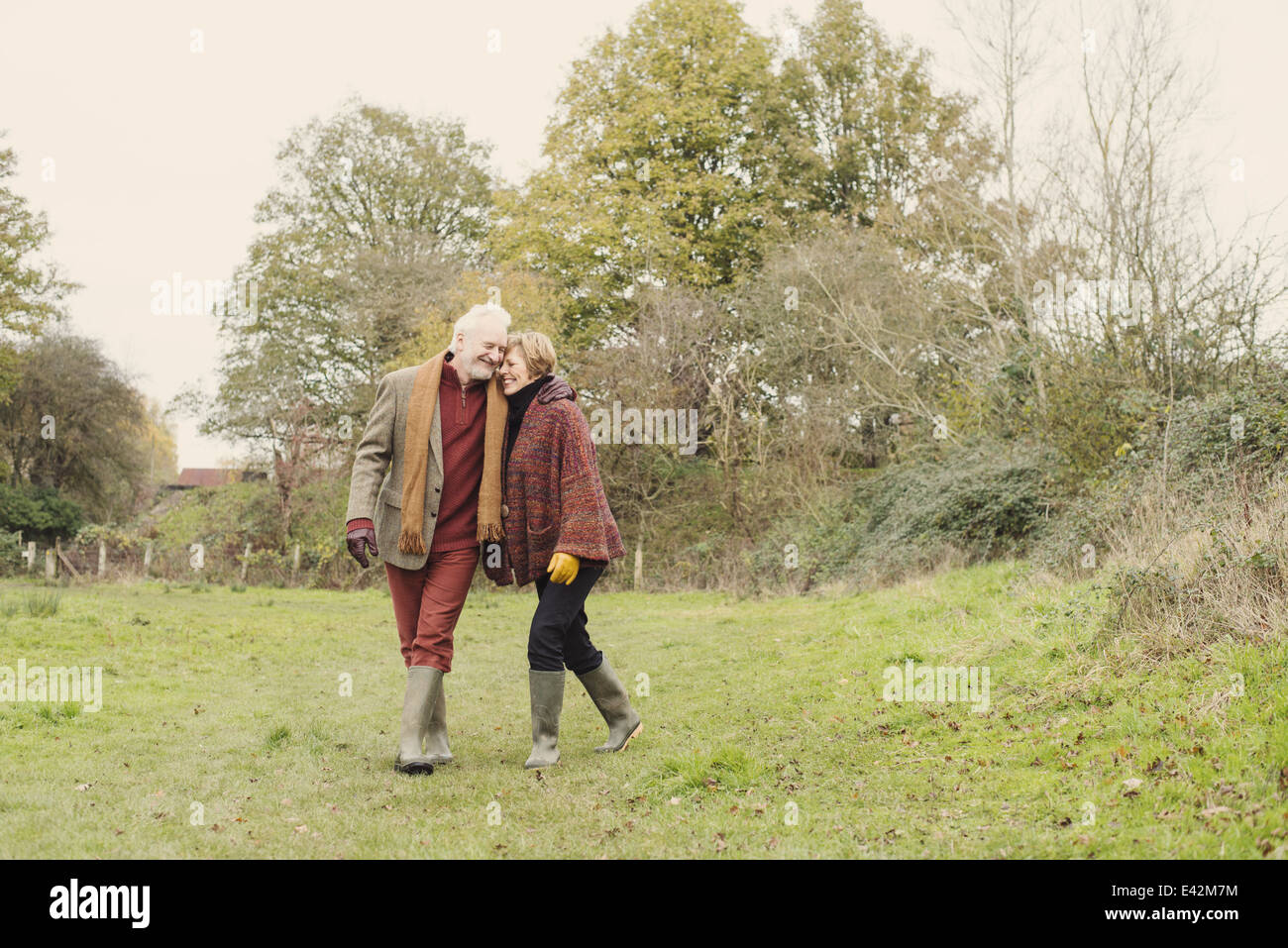 Couple walking in garden Banque D'Images