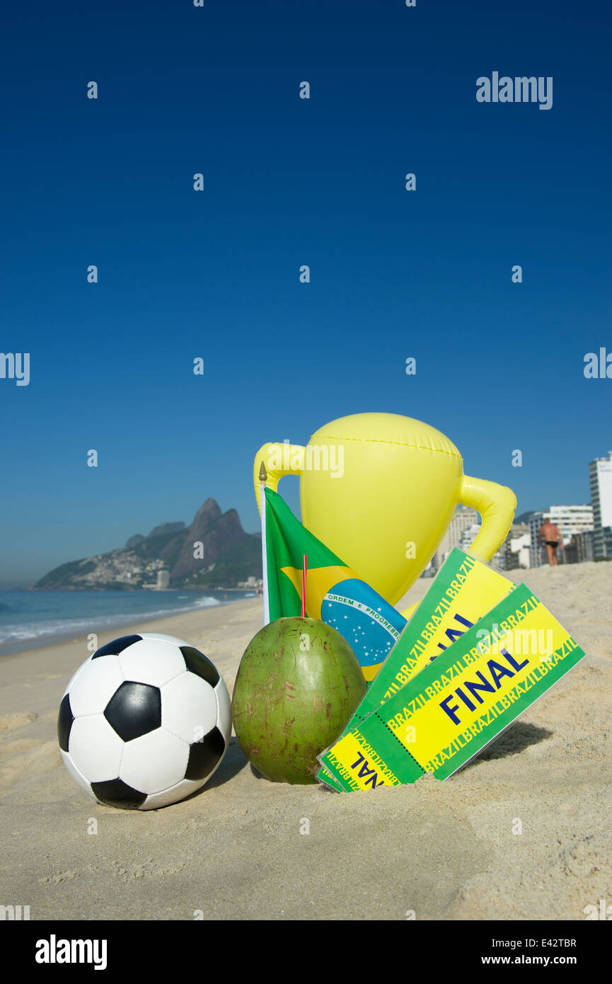 Le Brésil en finale du trophée de champion de football billets et la noix de coco avec football plage Ipanema Rio de Janeiro Brésil Banque D'Images