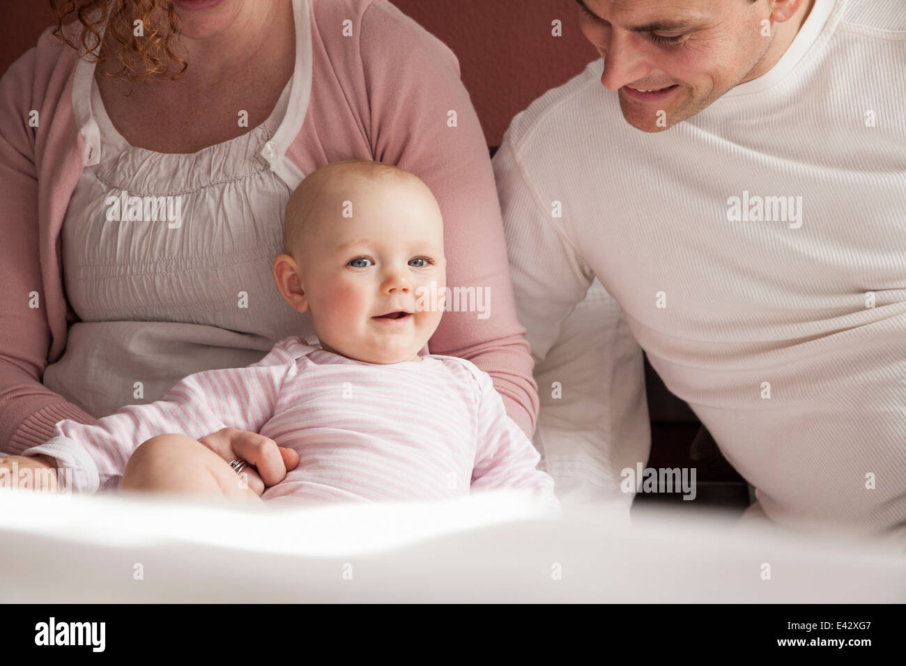 Cropped portrait of baby girl et milieu parents adultes Banque D'Images