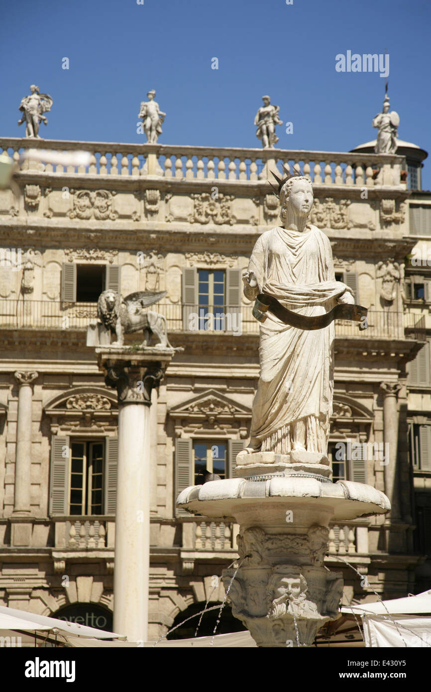 Fontana di Madonna Madonna ou la fontaine, avec le Palazzo Maffei, derrière la Piazza delle Erbe, Verona, Italie. Banque D'Images