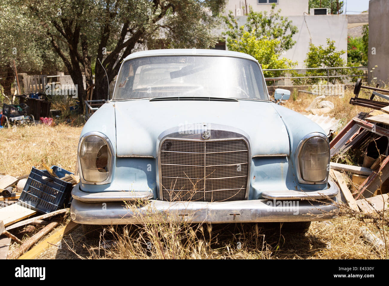 Mercedes anciennes ferrailles Lindos Rhodes Grèce Banque D'Images