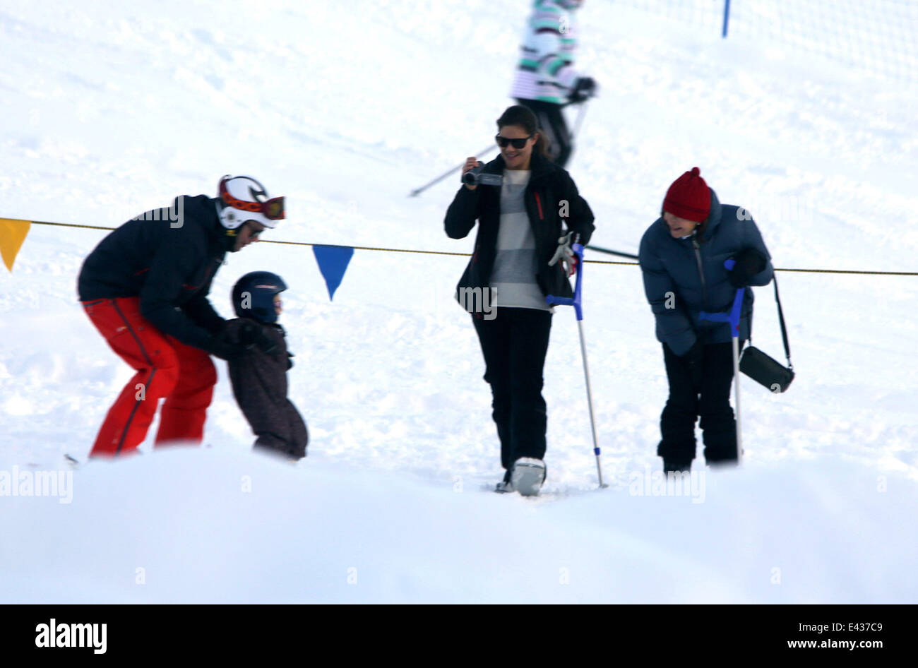 La famille royale Suédoise de ski dans la station de ski alpin de Breuil-Cervinia. Le prince Daniel enseigne sa fille, la princesse Estelle de skier pendant que son épouse la princesse Victoria marche autour avec l'aide de béquilles après une entorse la cheville. Avec : Victoria Banque D'Images
