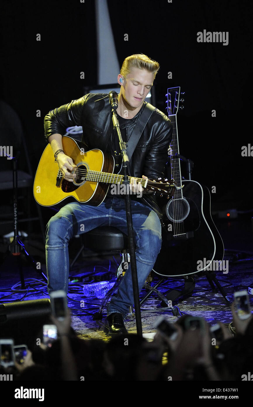 Cody Simpson effectue chez Virgin Mobile Mod Club durant les sessions acoustiques 'Tour'. Comprend : Cody Simpson Où : Toronto, Canada Date : 16 Jan 2014 Banque D'Images