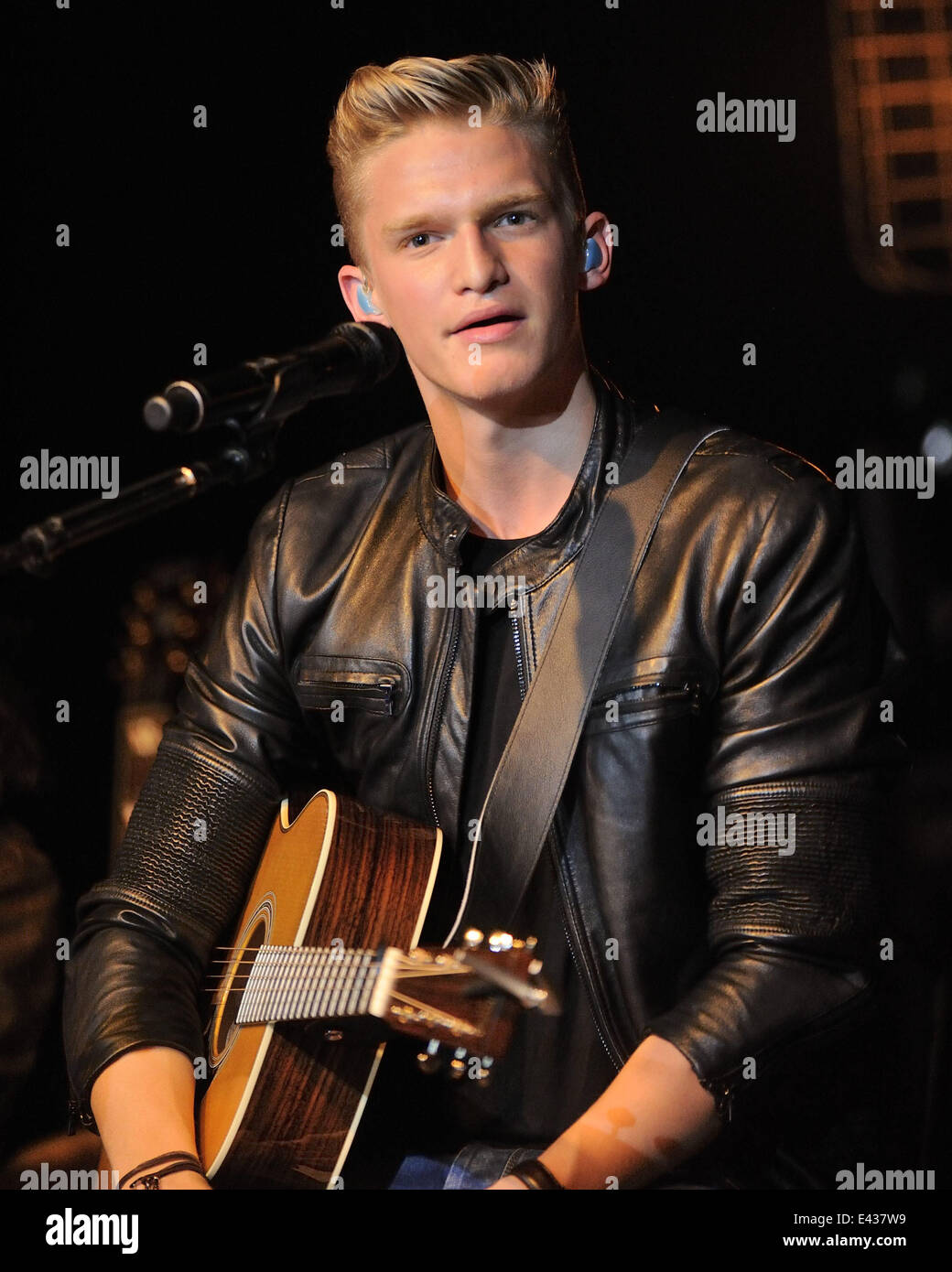 Cody Simpson effectue chez Virgin Mobile Mod Club durant les sessions acoustiques 'Tour'. Comprend : Cody Simpson Où : Toronto, Canada Date : 16 Jan 2014 Banque D'Images