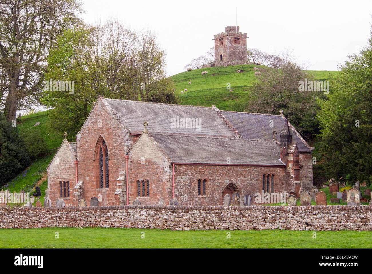 L'Église et clocher dans Kirkoswold dans l'Eden Valley, Cumbria, Royaume-Uni. Banque D'Images