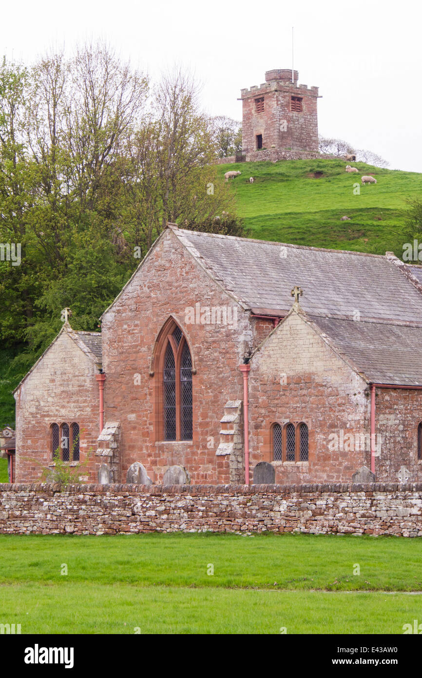 L'Église et clocher dans Kirkoswold dans l'Eden Valley, Cumbria, Royaume-Uni. Banque D'Images