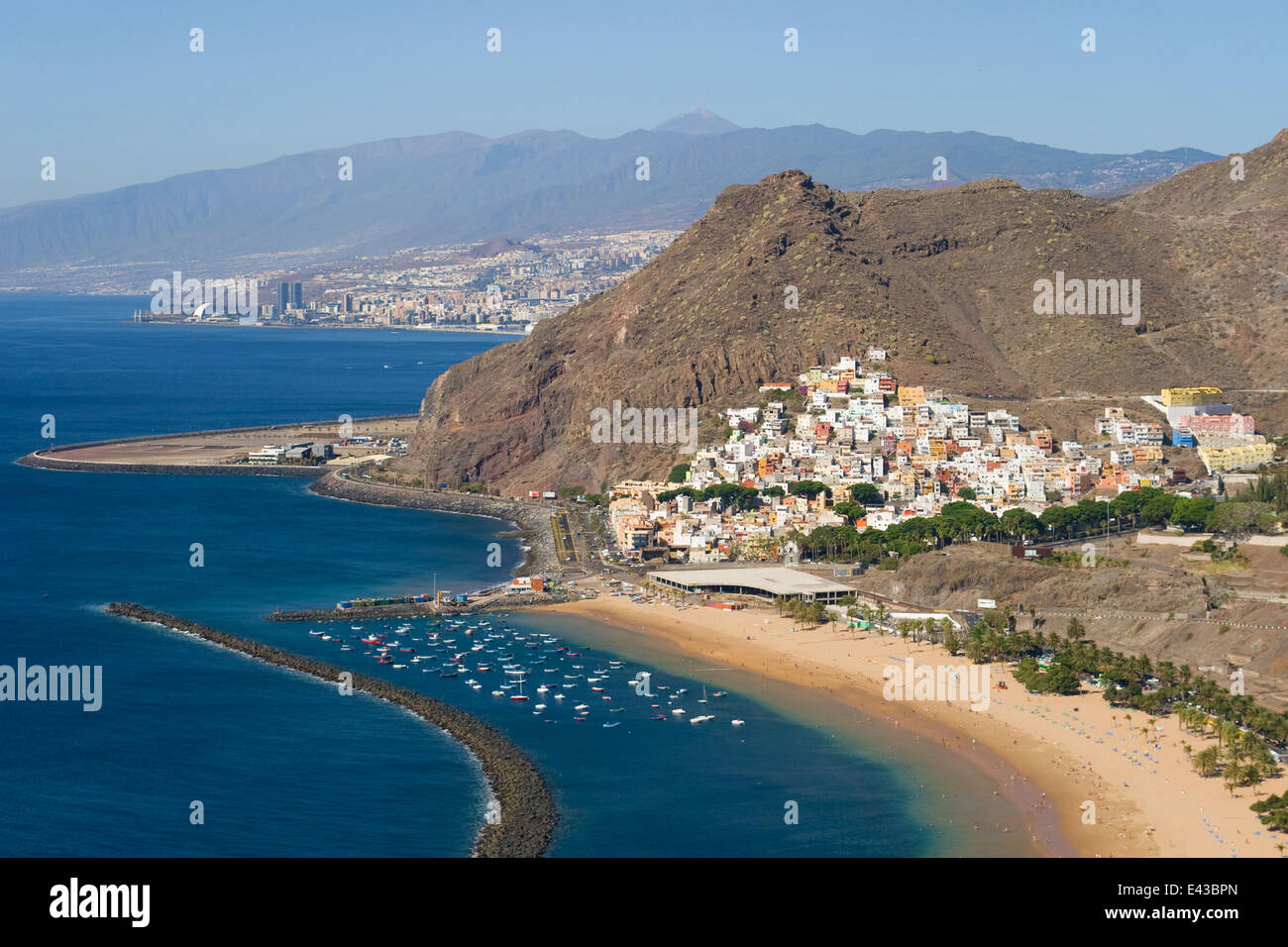 Village de San Andres avec la ville Santa Cruz dans l'arrière-plan, Tenerife, Canaries. Banque D'Images