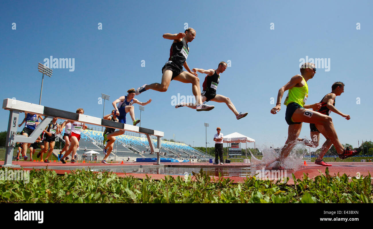 Les concurrents dans l'épreuve du 3000 mètres steeple à l'Athlétisme canadien le 28 juin 2014 à Moncton. Banque D'Images