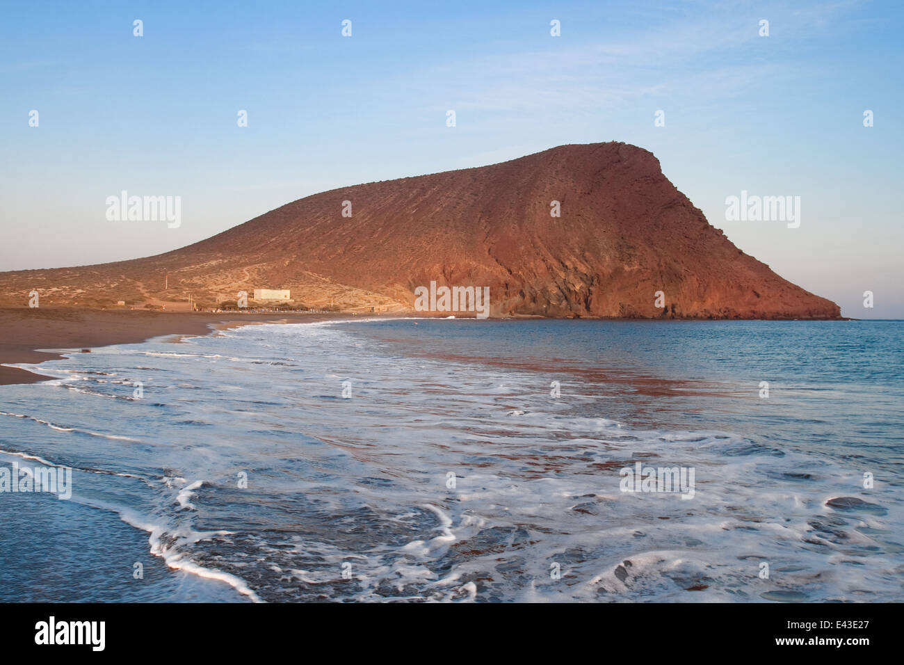 Red Mountain (Montaña Roja) de la Tejita à El Medano, Tenerife, Canaries. Banque D'Images