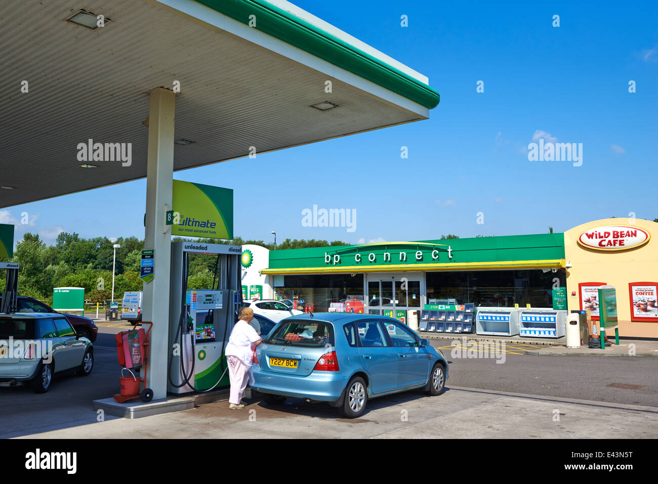 Parvis de carburant BP Connect Services Norton Canes Staffordshire UK Banque D'Images