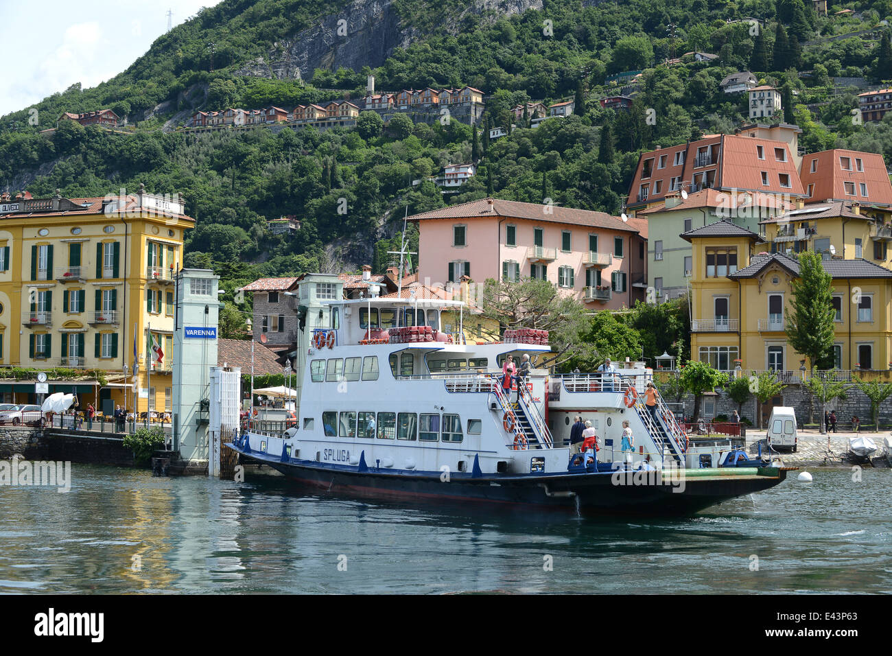 De tourisme et de car-ferry arrivant sur le lac de Côme Varenna Italie Banque D'Images